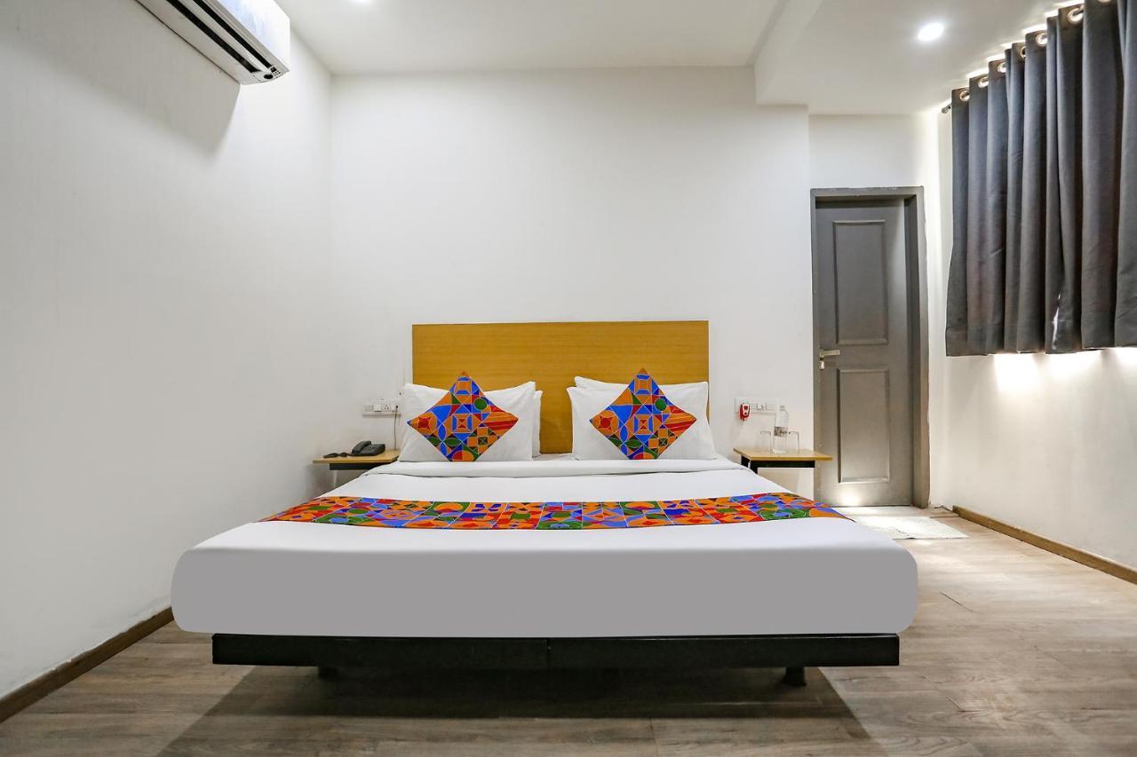 Fabhotel Vat - Meera Bagh Делхи Екстериор снимка