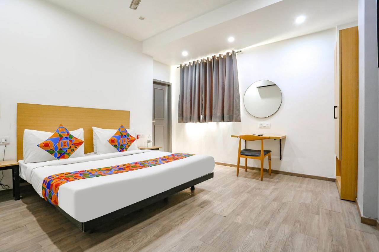 Fabhotel Vat - Meera Bagh Делхи Екстериор снимка