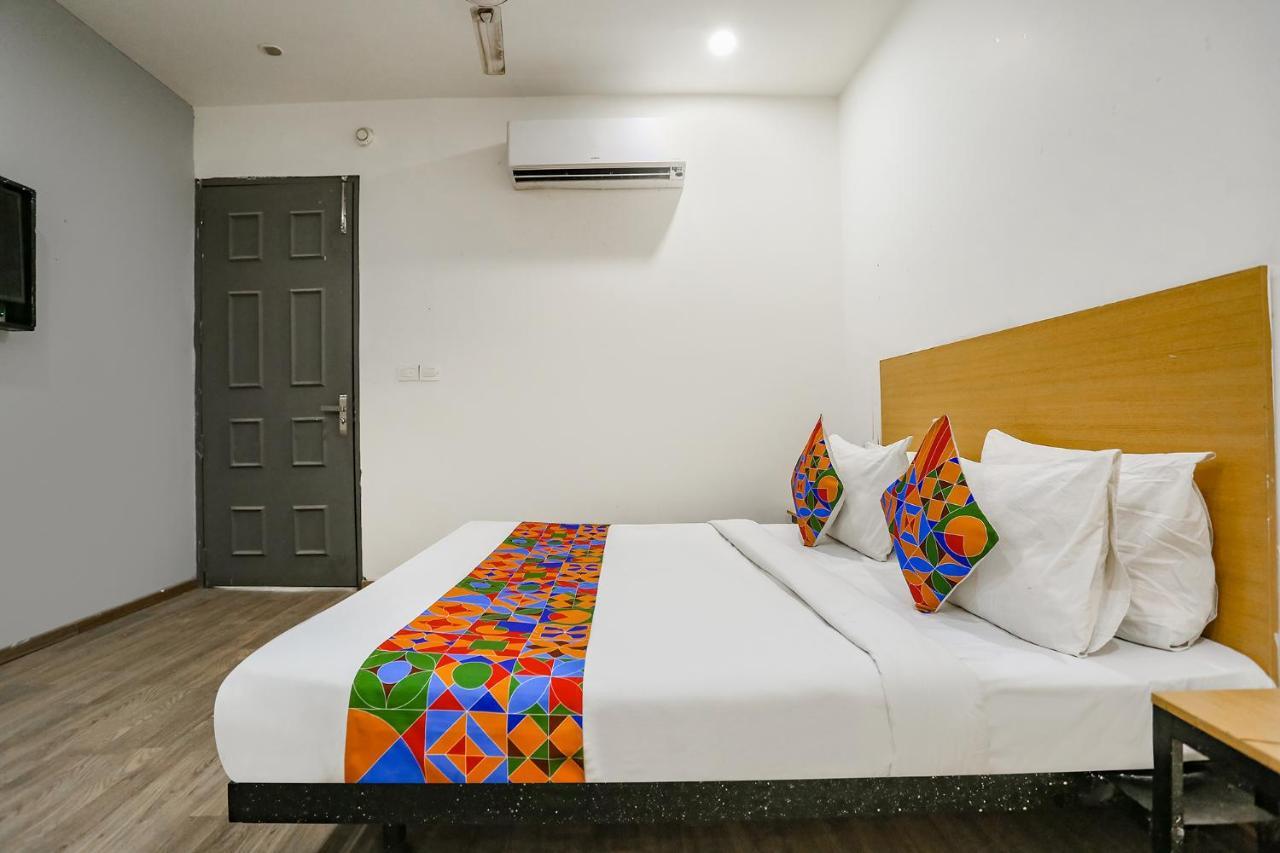 Fabhotel Vat - Meera Bagh Делхи Екстериор снимка