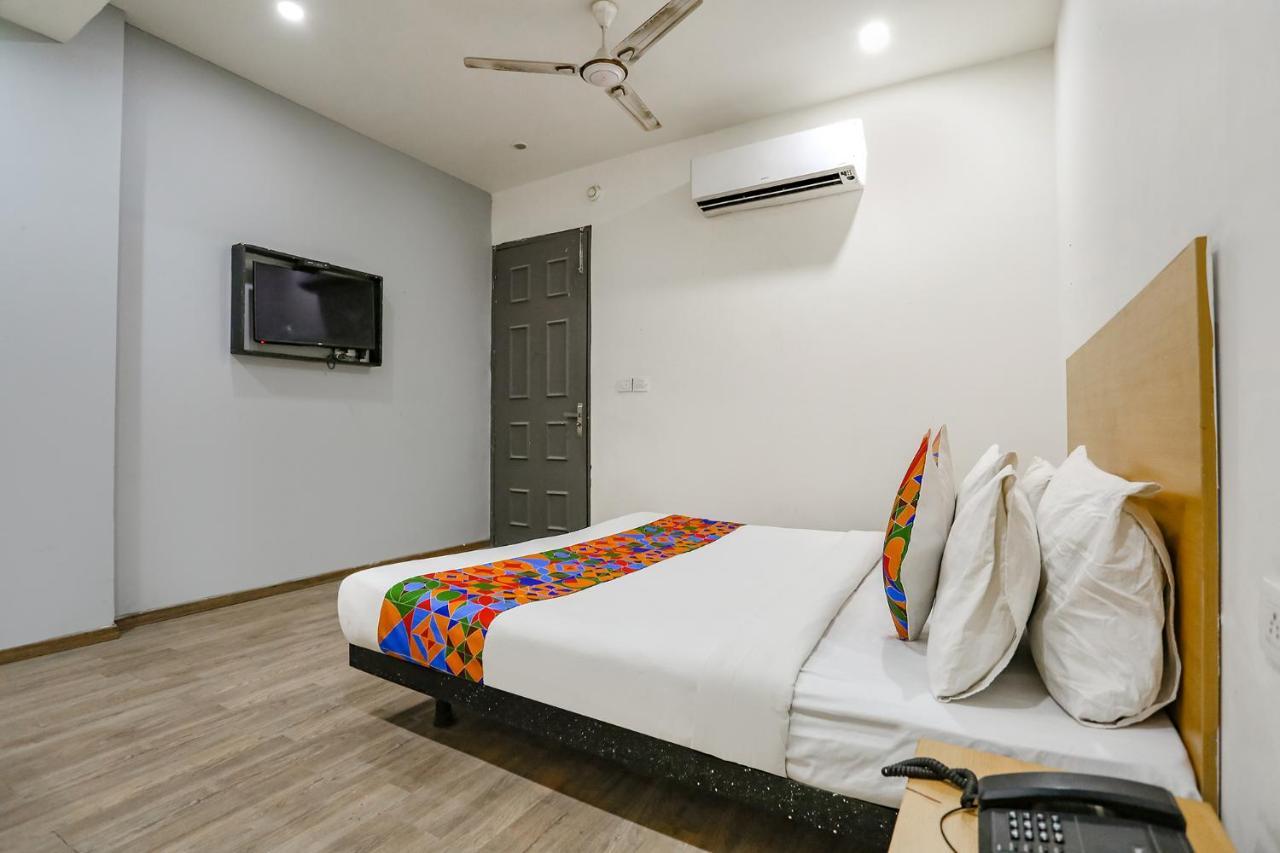 Fabhotel Vat - Meera Bagh Делхи Екстериор снимка