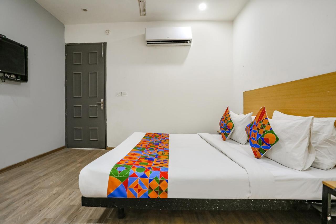 Fabhotel Vat - Meera Bagh Делхи Екстериор снимка