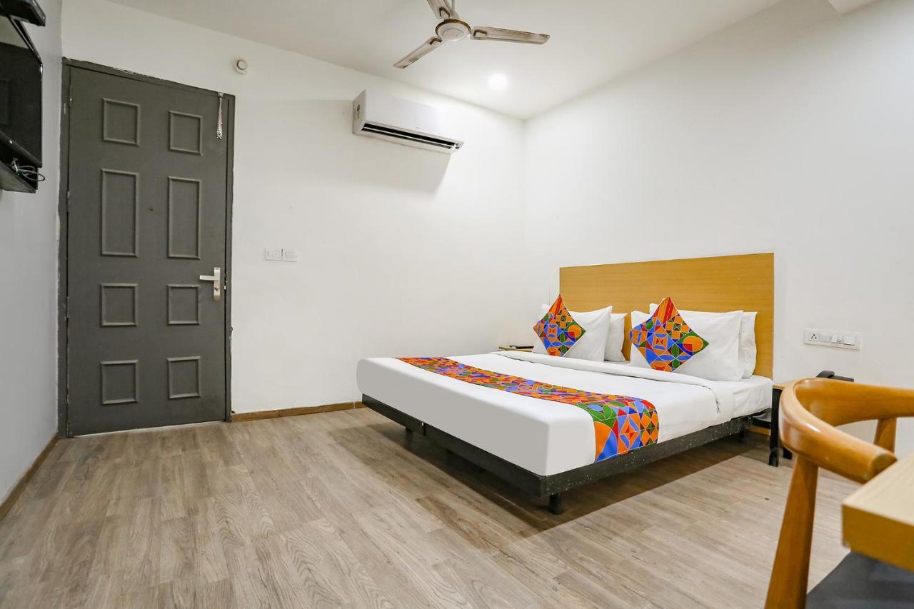 Fabhotel Vat - Meera Bagh Делхи Екстериор снимка